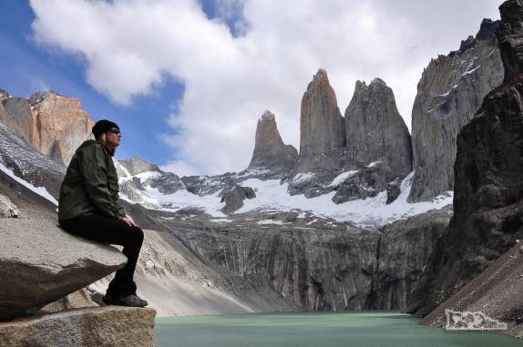 A Ana observa as imponentes torres de granito do Parque Nacional Torres del Paine, no sul do Chile